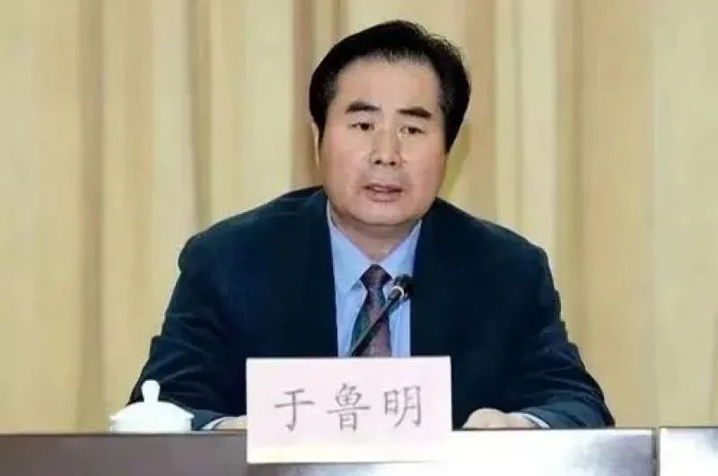 2. 四月落马的北京卫健委原主任于鲁明被“双开”：通过民间借贷获取大额回报经查，于鲁明放松政治理论学习，纪法意识淡漠，违反中央八项规定精神，长期违规收受礼品礼金，多次接受可能影响公正执行公务的宴请；为官不廉，通过民间借贷获取大额回报；贪欲膨胀，以权谋私，利用职务便利为他人在土地转让、项目审批、工程承揽等方面谋利，并非法收受巨额财物