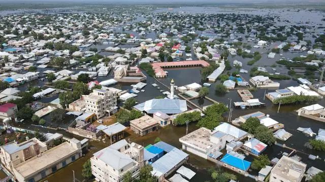 » 15. 索马里洪灾已致近百人丧生，超90万人流离失所索马里灾害管理局25日说，近一个月来，持续暴雨引发的洪水已导致该国至少96人丧生，约230万人受灾