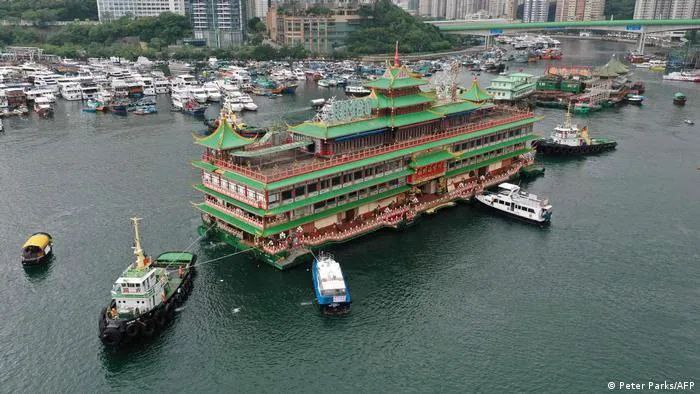 14. 珍宝海鲜舫才离港遇风浪沉没香港仔饮食集团6月20日晚间公布，珍宝海鲜舫上星期二 (14日) 启航离港，至18日下午，当行驶至南海西沙群岛附近水域时遇上风浪，船身入水开始倾侧
