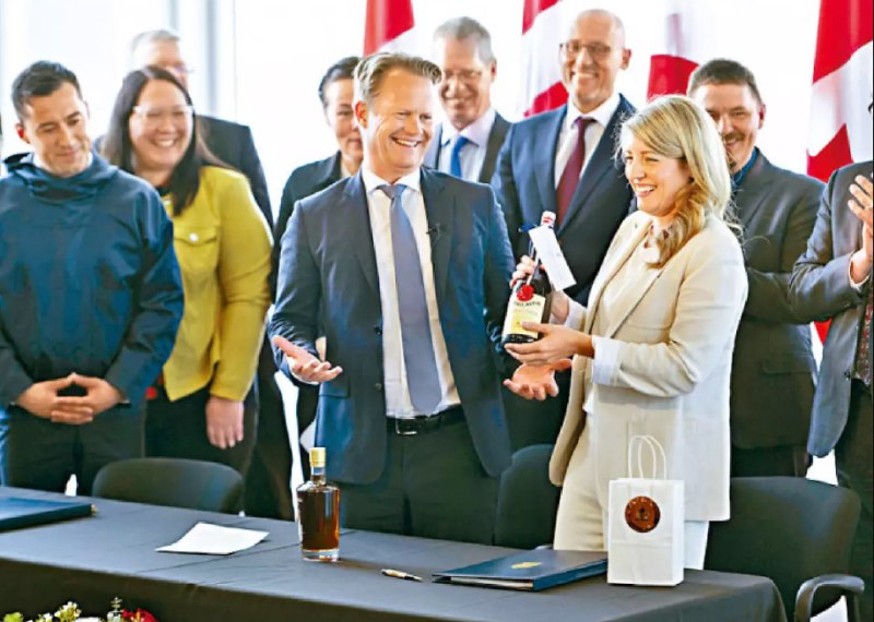 14. 丹麦加拿大“威士忌战争”结束，两国同意分割北极圈内汉斯岛持续了半个世纪的“威士忌战争”终于和平结束