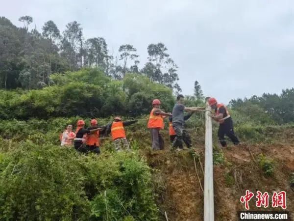 15. 广西忻城县3名学生上学途中被洪水冲走，2人不幸遇难27日上午，一场洪水侵袭了广西忻城县，当地六安村的几名学生乘坐一辆面包车，到镇上的学校或幼儿园上学，因半路车辆无法继续前进，司机便让学生们下车步行，结果因为水势太急，途中有3名学生不慎摔倒，被洪水冲走