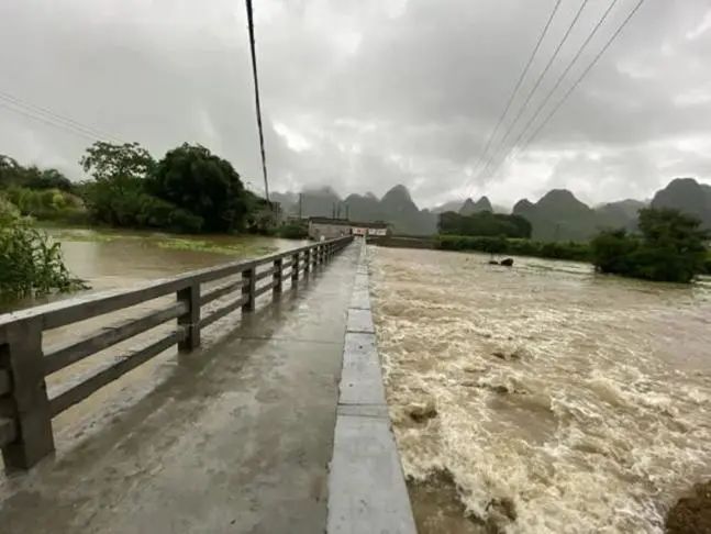 15. 广西忻城县3名学生上学途中被洪水冲走，2人不幸遇难27日上午，一场洪水侵袭了广西忻城县，当地六安村的几名学生乘坐一辆面包车，到镇上的学校或幼儿园上学，因半路车辆无法继续前进，司机便让学生们下车步行，结果因为水势太急，途中有3名学生不慎摔倒，被洪水冲走
