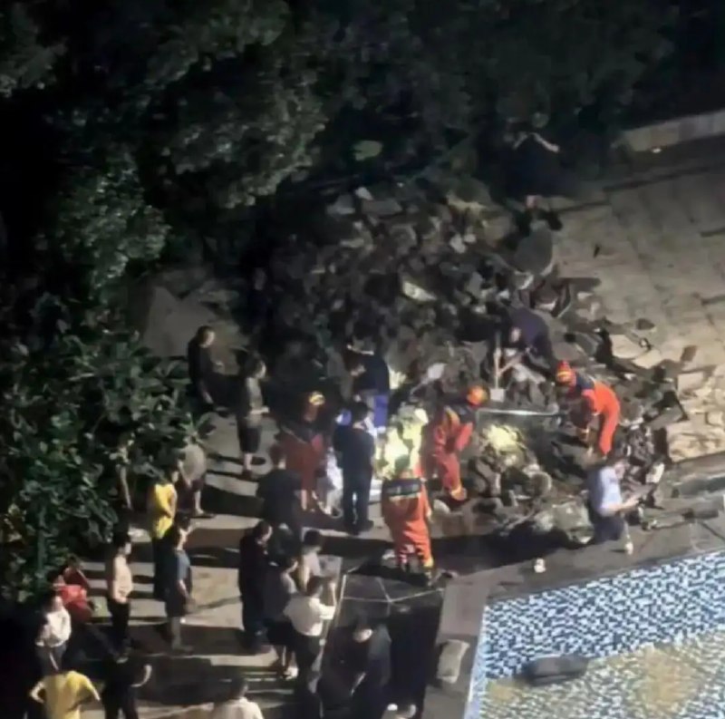 » 3、7岁女童被小区泳池排水口吸入  挖掘机挖开路面找到尸体近日，广东清远网传清城区保利天汇熙园小区泳池一名7岁女童疑被排水口吸入