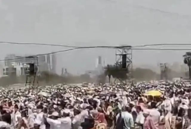 » 11. 印度孟买举行百万人露天集会，11人中暑死亡当地时间4月16日，大约有100万人参加了为一位著名社会活动家颁奖的活动