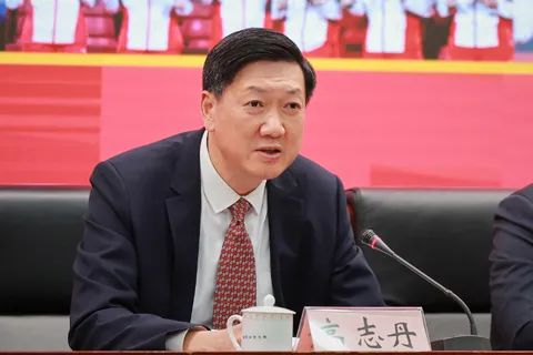 6. 苟仲文卸任 体育总局副局长高志丹升任局长、书记7月29日晚，国家体育总局官网更新显示，59岁的总局副局长高志丹升任局长、党组书记