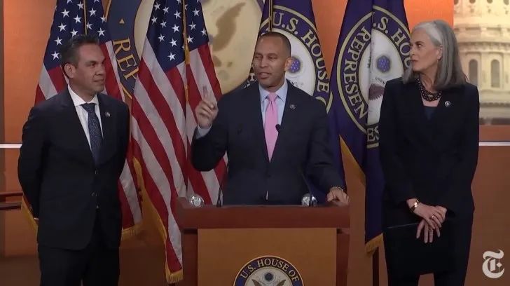 » 12. 美国众议院民主党领导层近20年首次大换血，非洲裔成为领袖11月30日，众议院民主党进行党内选举，这标志着近20年来民主党领导层的首次换届：52岁的纽约州众议员哈基姆·杰弗里斯成为众议院民主党领袖；58岁的助理议长、马萨诸塞州众议员凯瑟琳·克拉克成为众议院民主党党鞭；43岁的党团会议副主席、加州众议员皮特·阿吉拉尔成为党团会议主席