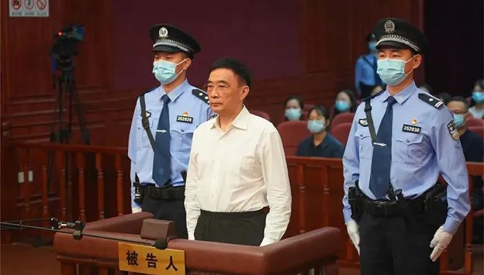 » 7. 薄熙来原“大秘”徐鸣一审被判15年经审理查明，徐鸣受贿行为持续了26年