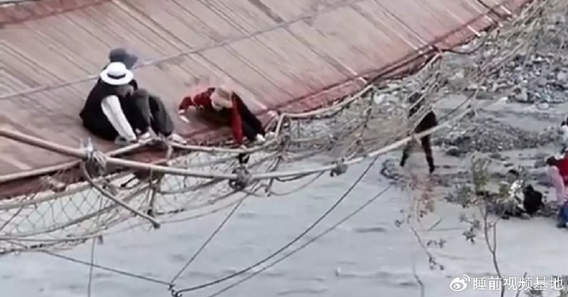 » 4、新疆伊犁州网红吊桥断裂 至少5人死8月6日18时许，新疆伊犁州昭苏县夏塔景区一吊桥其中一条桥索断裂，发生桥面倾斜，桥上29人滑落