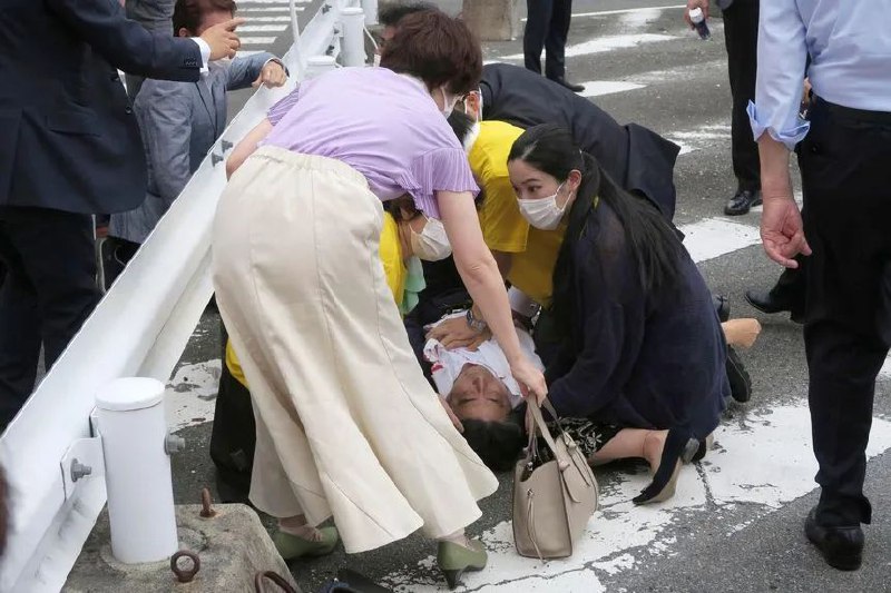 4. 日本前首相安倍晋三遇刺 不治身亡日本广播协会援引自民党官员的话称，在奈良市演讲中被枪击中的日本前首相安倍晋三在送医接受治疗后，不治身亡，终年67岁