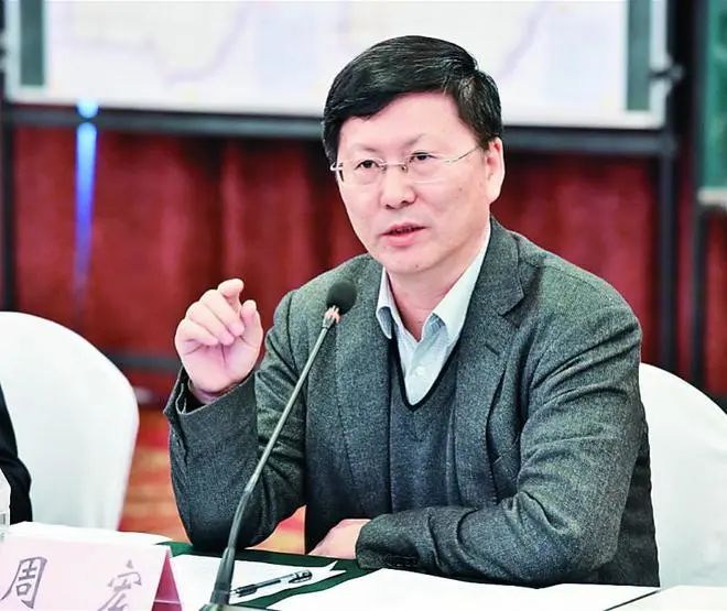 1. 2015年102名“优秀县委书记”已有8人倒台在抚远县委书记任上获得“全国优秀县委书记”7年后， 58岁的周宏被查