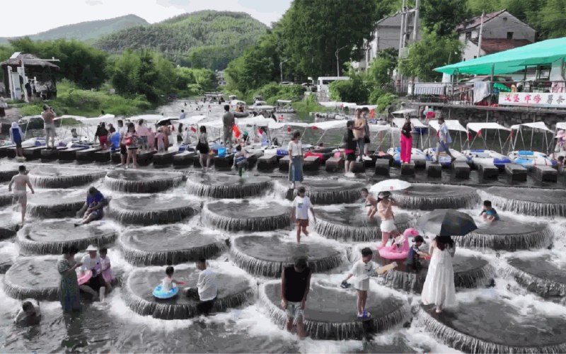 » 10. 游客在四川雅安河边拍照 河水突涨淹死7人8月9日上午10时许，四川省雅安市雨城区北郊镇陇西河上游涨水，涉水人员十余人，目前7人遇难、4人获救，当地公安、消防等部门持续开展搜救