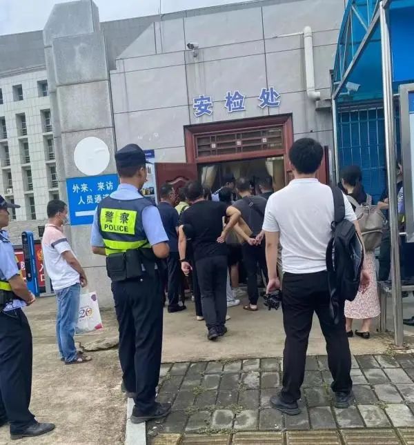 » 15. 辩护人尚在安检庭审已结束 “冯波案”律师被禁带电脑入庭引风波8月7日，广西来宾市中级人民法院二审审理的一起刑事案件开庭，该案两名辩护律师刘长、王昊宸称在法院的安检处遭遇了一场波折：法警对他们进行脱鞋安检，不允许两人携带工作电脑进入法庭；更让他们意外的是，他们还没有进入法庭，就被告知庭开完了