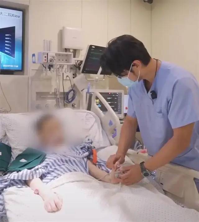 13. 杭州一22岁女孩连续熬夜加班猝死 公司正配合调查近日，杭州一名22岁女孩惠惠（化名）连续四五天熬夜加班，后突发疾病进ICU抢救的消息引发网友关注