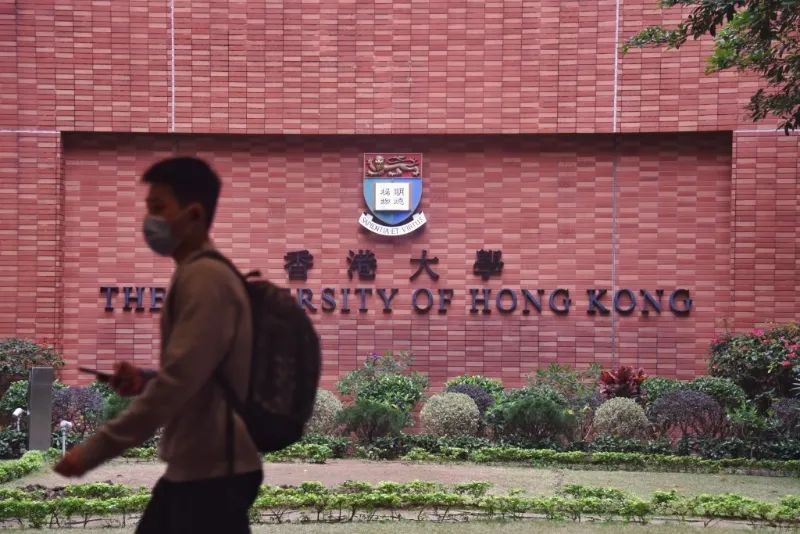 » 2. 港大毕业生就业率98.8%，平均月薪近3.2万，创历年新高香港多间大学近期陆续公布毕业生就业调查数据，香港大学2日公布，2023年本科毕业生的就业率达98.8%，连续第18年全员就业（full employment）
