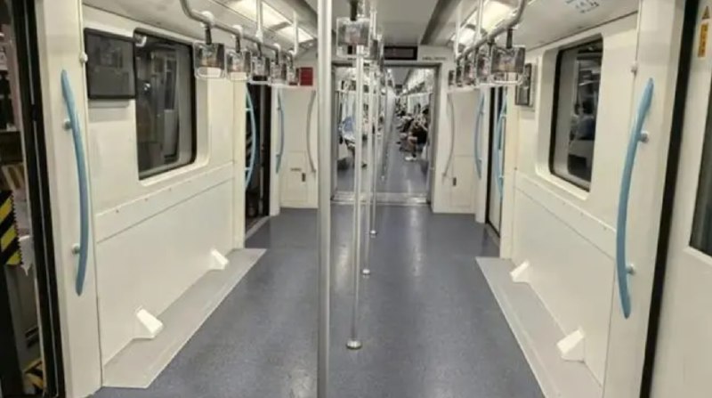 » 3、上海地铁最忙9号线尝试不设座位增加空间昨天（9月6日），有网友拍到上海地铁9号线某节车厢被拆除座位，原座位位置还贴上了防滑条等安全措施