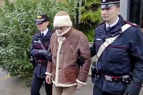 » 9. 潜逃30年 意大利“最后的教父”就医时落网1月16日，被称作最后一位“教父”的意大利西西里黑手党组织“我们的事业”（Cosa nostra）首脑马泰奥·梅西纳·德纳罗（Matteo Messina Denaro），在位于西西里岛巴勒莫的一家私立医院被捕