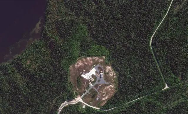 » 5. 俄罗斯洲际导弹在发射井内爆炸有卫星照片显示，俄罗斯日前在普列谢茨克航天器发射试验场，进行了一次RS-28“萨尔马特”洲际弹道导弹的试射，但发射失败了；发射井被炸出了一个62米的巨坑，周边设施也损毁严重