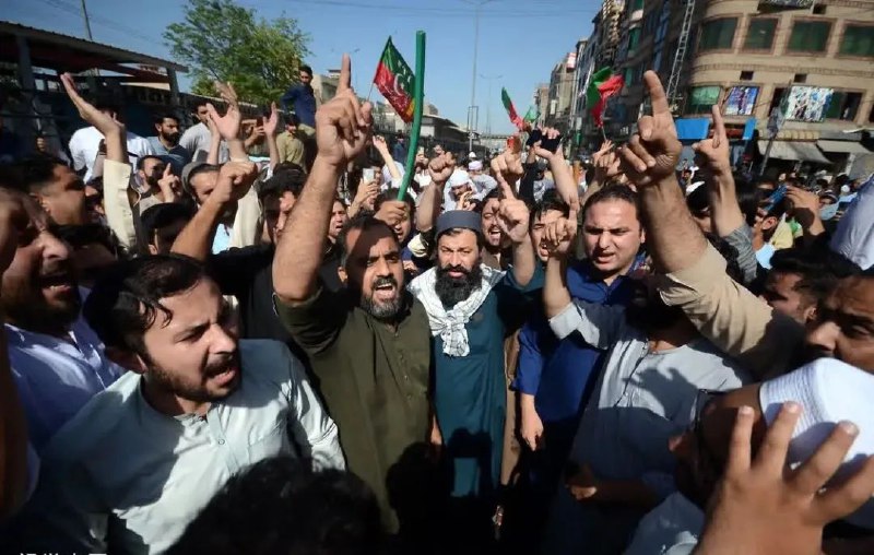 » 5. 巴基斯坦前总理伊姆兰·汗被捕当地时间5月9日，巴基斯坦前总理、正义运动党（PTI）主席伊姆兰·汗在伊斯兰堡高等法院（IHC）出庭时，被冲入现场的准军事部队“骑兵队”逮捕