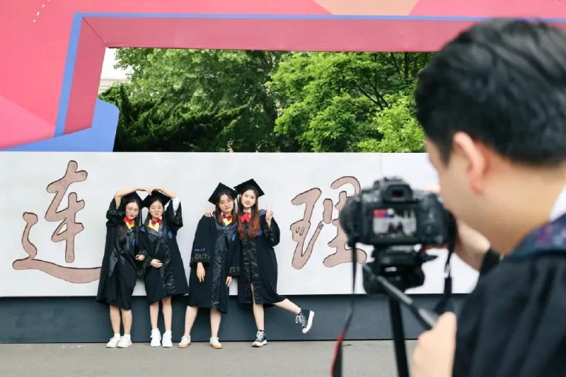 10. 为配合毕业照，大连理工在校内复制校门不出校门，怎么与校门外景合影？这个问题最近难住了大连理工大学的毕业生