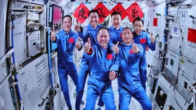 » 9、神舟二十三号带香港航天员进入空间站神舟二十三号航天员乘组25日顺利进驻“天宫”，中国航天员完成第8次“太空会师”