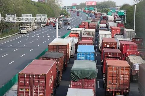 3. 全国多地管控高速公路 交通部严禁在高速主线和服务区设置防疫检测点4月9日，全国小商品集散地浙江省义乌市疫情防控指挥部发布通告，从4月9日20时起对市内6个高速公路收费站出口采取暂时关闭措施，开发时间另行发布