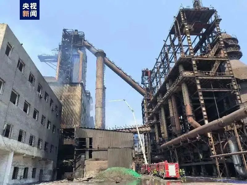 » 7、冒险蛮干16小时 辽宁营口钢铁事故致5死4伤6月22日上午7时55分左右，辽宁省营口市营口钢铁有限公司炼铁厂一号高炉在生产过程中炉缸烧穿，液态渣铁遇冷却水发生喷爆，目前已造成5人死亡、4人受伤