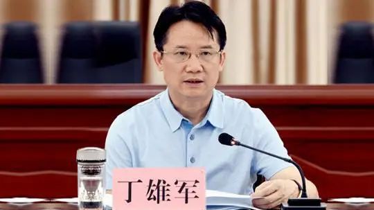 1. 贵州茅台上半年净利润297亿 董事长：存了几十万吨基酒，价值好多万亿8月2日，贵州茅台集团董事长丁雄军在2022亚布力中国企业家论坛·天津峰会开幕式上透露，70多年以来，茅台在酒库里面存了几十万吨基酒，按照现在的市场价值计算，是好多万亿