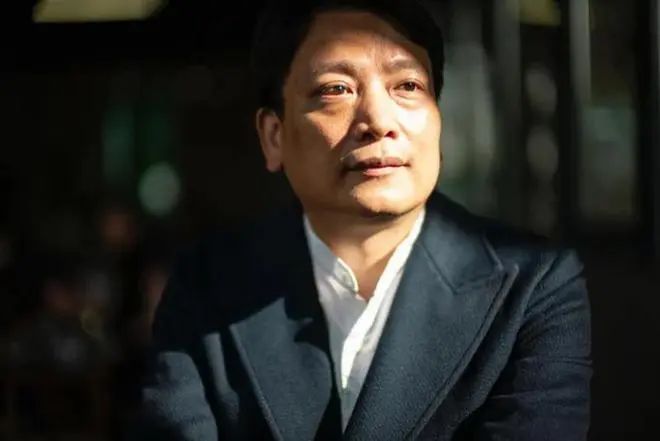 » 2. “炒房教父”欧成效被围攻 疑似因柬埔寨房产泡沫根据网络信息，疑似此前参与购买柬埔寨西哈努克港（简称“西港”）土地项目的投资者，正在向欧成效讨要说法