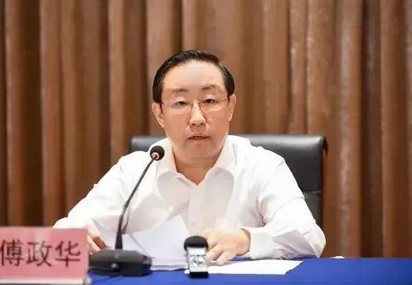 6. 傅政华被公诉涉两项罪名 十九大后首个涉徇私枉法罪“老虎”检察机关起诉指控：被告人傅政华利用担任北京市公安局副局长、局长，北京市委常委，公安部副部长，中央政法委员会委员，司法部部长，全国政协社会和法制委员会副主任等职务上的便利以及职权或者地位形成的便利条件，为他人谋取利益，非法收受他人财物，数额特别巨大，依法应当以受贿罪追究其刑事责任；傅政华身为司法工作人员，徇私情私利，对明知是有罪的人而故意包庇不使他受追诉，情节特别严重，应当以徇私枉法罪追究其刑事责任