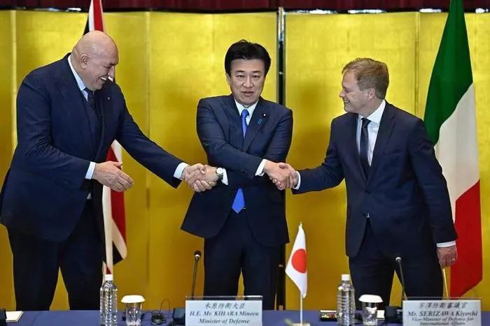 » 16. 日英意签署协议 共同研发新一代战机据日本共同社14日报道，日本防卫大臣木原稔当天在防卫省与来访的英国国防大臣和意大利国防部长举行会谈，三方签署了关于共同研发新一代战机的协议
