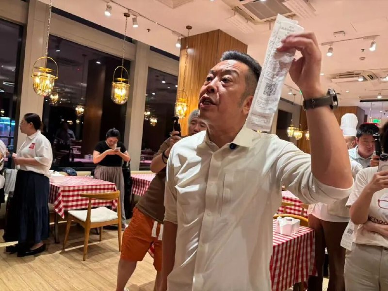 » 13、罗永浩称西贝都是预制菜，西贝称没有任何预制菜，将起诉9月11日晚间，西贝创始人贾国龙在西贝北京门店接受包括澎湃新闻在内的媒体采访时表示，“复盘了罗永浩来西贝吃饭时的菜品和接待服务，我们的总结是，做的饭中规中矩，他点的13道菜里没有一道是预制菜，我们每一道菜都有制作标准和工艺