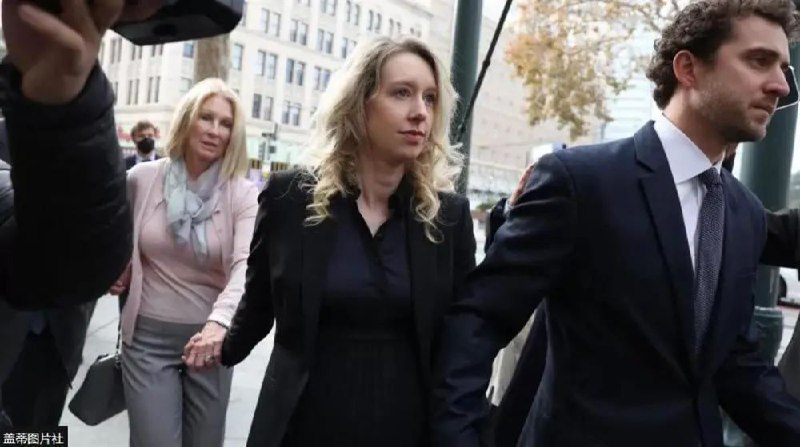 » 12. “滴血验癌”欺诈投资者，“女版乔布斯”被判刑11年3个月美国血液检测公司Theranos创始人、现年38岁的伊丽莎白·霍姆斯（Elizabeth Holmes）因欺诈投资者罪名获刑11年零3个月