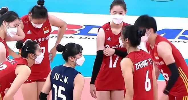 1. 中国女排全员戴口罩参加亚洲杯比赛北京时间8月25日，女排亚洲杯在菲律宾马尼拉继续进行，不知道是否因为口罩影响，中国女排打得十分胶着，最终以24-26输掉第一局