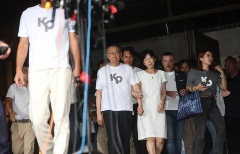 » 7、柯文哲交保出狱 戴电子脚镣9月8日报道，台湾民众党前主席柯文哲涉京华城容积率弊案，被羁押禁见满一年，台北地方法院5日裁定以7000万元新台币交保