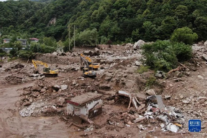 » 12. 西安市长安区突发山洪泥石流，已致2人死亡16人失联受短时局部强降雨影响，8月11日18时许，西安市长安区滦镇街道喂子坪村鸡窝子组（位于秦岭分水岭210国道附近）突发山洪泥石流
