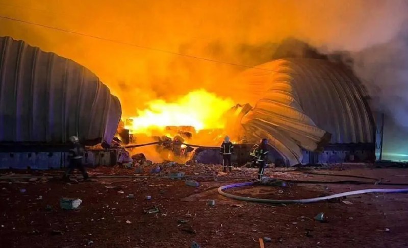 » 5. 乌称敖德萨遭俄军导弹袭击致一粮食码头受损 more…当地时间21日，乌克兰敖德萨州军政管理局负责人表示，当天凌晨乌克兰南部敖德萨地区遭到俄军“口径”导弹袭击，敖德萨地区一家农业企业的粮食码头受损，两人受伤