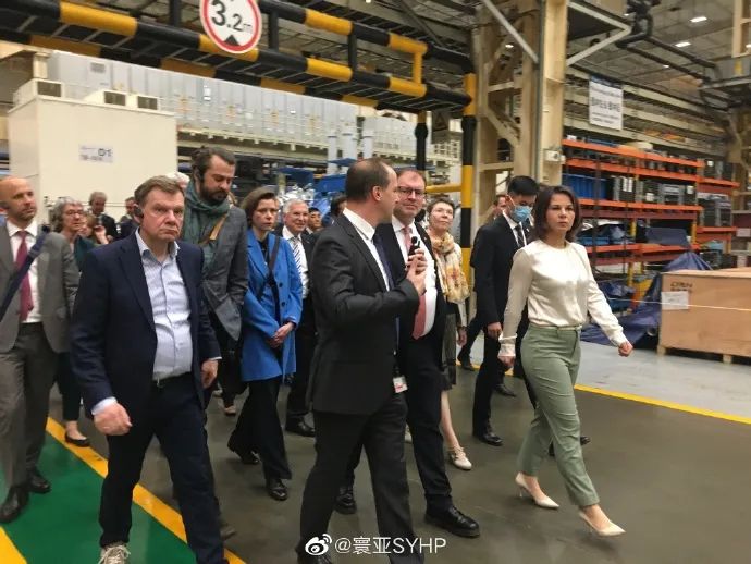 » 3. 对华强硬的德国外长访华，首站在天津参观德企 more…外交部发言人汪文斌主持4月14日的例行记者会