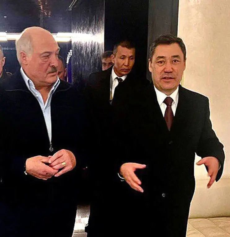 » 13. 普京向独联体各国元首赠送8枚金戒指，自己留下了第9枚 普京26日晚间在圣彼得堡举行的独联体国家领导人非正式会晤时，分别向其他八位独联体国家领导人赠送了八枚金戒指作为新年礼物，普京自己则留下了第九枚