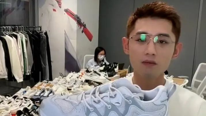 » 14. 中央政法委长安剑：“张继科”刷屏，要查清三件事“搬来小板凳吃瓜”是网友的普遍心态，网友可以有，但有关部门不行，切实肩负起职责，才能扫清网上的一地鸡毛