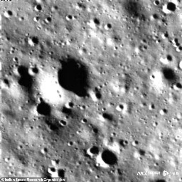 » 14. 印度发布月球车驶离着陆器影像和月球南极照片8月23日，印度空间研究组织（ISRO）发布了史上首张月球南极照片，由刚刚在此登陆的“月球车-3号”拍摄