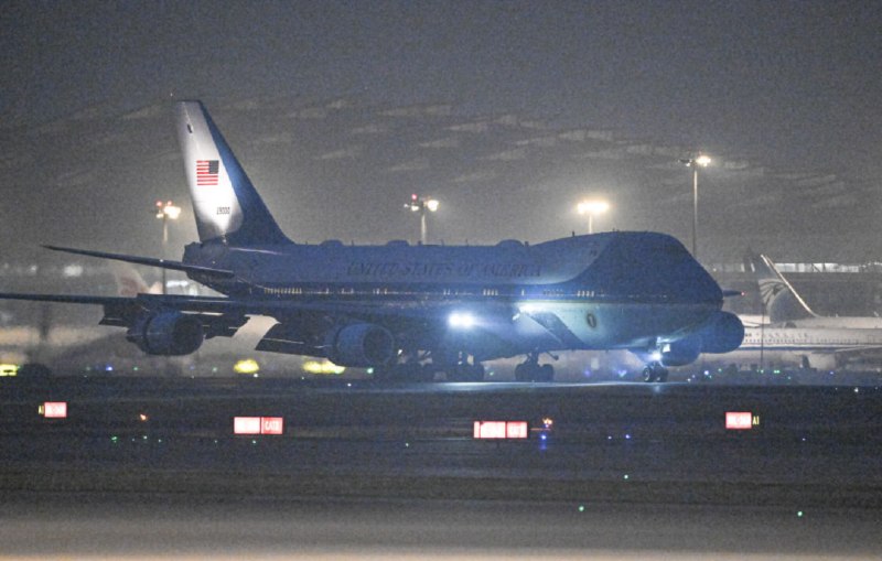 » 7、 特朗普到达北京美国总统特朗普5月13日晚乘专机抵达北京，开始对中国进行国事访问