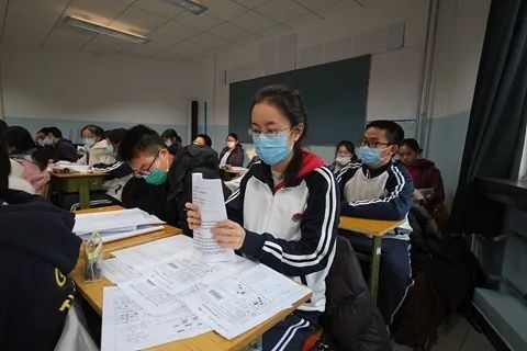 2. 北京拟推校额到校全覆盖 校际生源差距进一步缩小六月伊始，北京海淀区有家长陆续收到学校通知，自今年9月的“新初一”起，海淀区所有初中学校（含民办）将全部享受校额到校政策