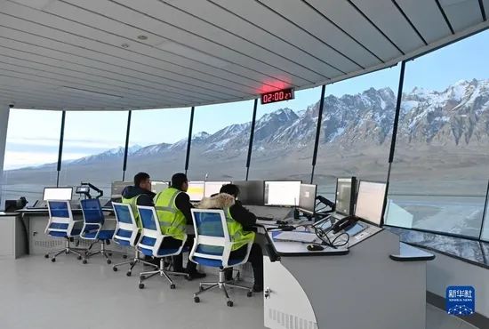 » 1. 中国最西 塔什库尔干机场通航 帕米尔高原上正对瓦罕走廊23日10时59分，一架自乌鲁木齐起飞的CZ5193次航班平稳降落在塔什库尔干红其拉甫机场，雪域高原帕米尔迎来首批“空中来客”