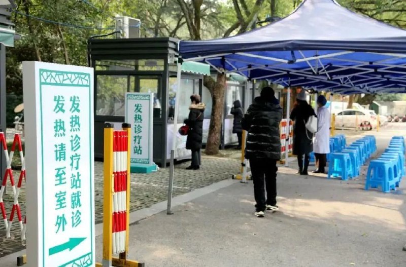 » 3. 苏州部分“核酸采样屋”变身“发热诊疗站”  全市1035个近日，苏州部分核酸采样屋被改造为“发热诊疗站”，在家门口就能“一站式”看诊配药
