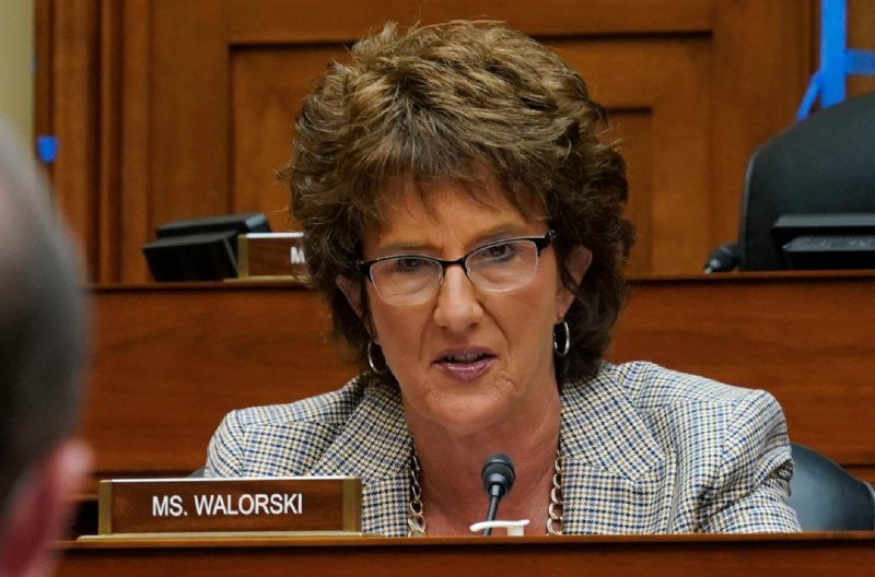 10. 美国会众议员沃罗斯基在车祸中丧生，这场事故共导致4人身亡现年58岁的美国共和党籍众议员杰基•沃罗斯基于当地时间8月3日在其家乡印第安纳州的一场车祸中丧生