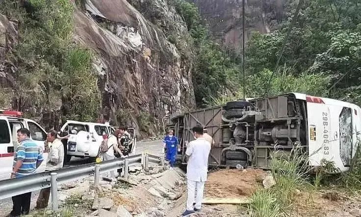 » 12. 载有21名中国游客旅游巴士在越南侧翻，已致4死8重伤7月18日，一辆载有21名中国游客的旅游巴士在越南庆和省发生侧翻事故