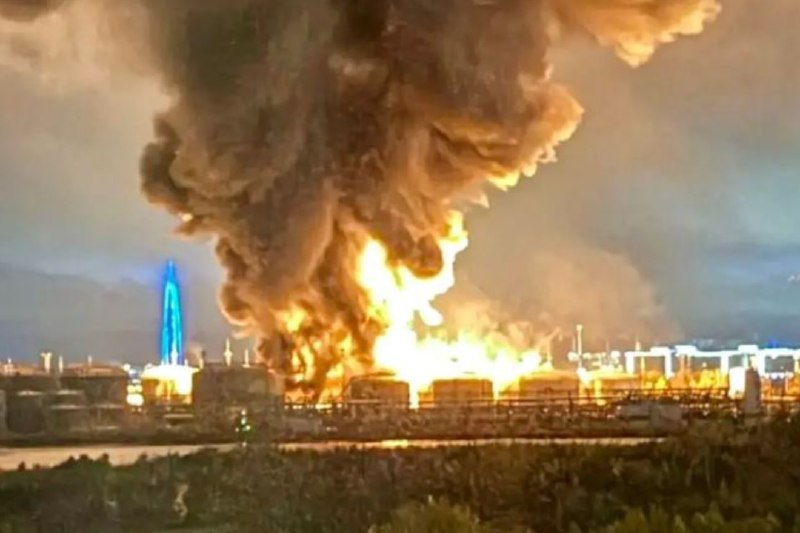 » 8、俄圣彼得堡石油码头被轰炸后燃烧10月18日凌晨，俄罗斯第二大城市圣彼得堡遭到乌克兰武装部队的大规模无人机袭击，目标包括石油码头、数据中心和桥梁