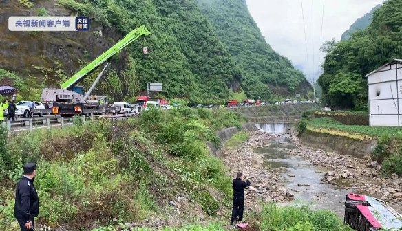 10. 重庆一大巴车坠河，目前1死亡1重伤5月18日16时10分许，重庆市城口县省道S301线曹家坝路段发生一起客车（核载49人，实载20人）侧翻事故，县委、县政府立即组织相关部门开展现场处置、伤员救治等工作