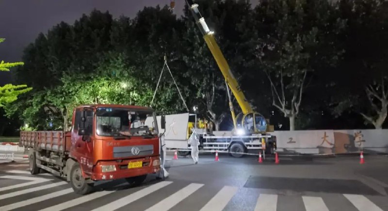 10. 为配合毕业照，大连理工在校内复制校门不出校门，怎么与校门外景合影？这个问题最近难住了大连理工大学的毕业生