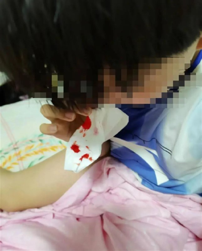 10. 河南商丘夏邑通报“企业排放刺鼻气体，多名儿童流鼻血”：4家企业停产整顿河南省商丘市夏邑县人民政府新闻办25日发布关于群众举报该县有企业排放刺鼻性气体问题情况通报